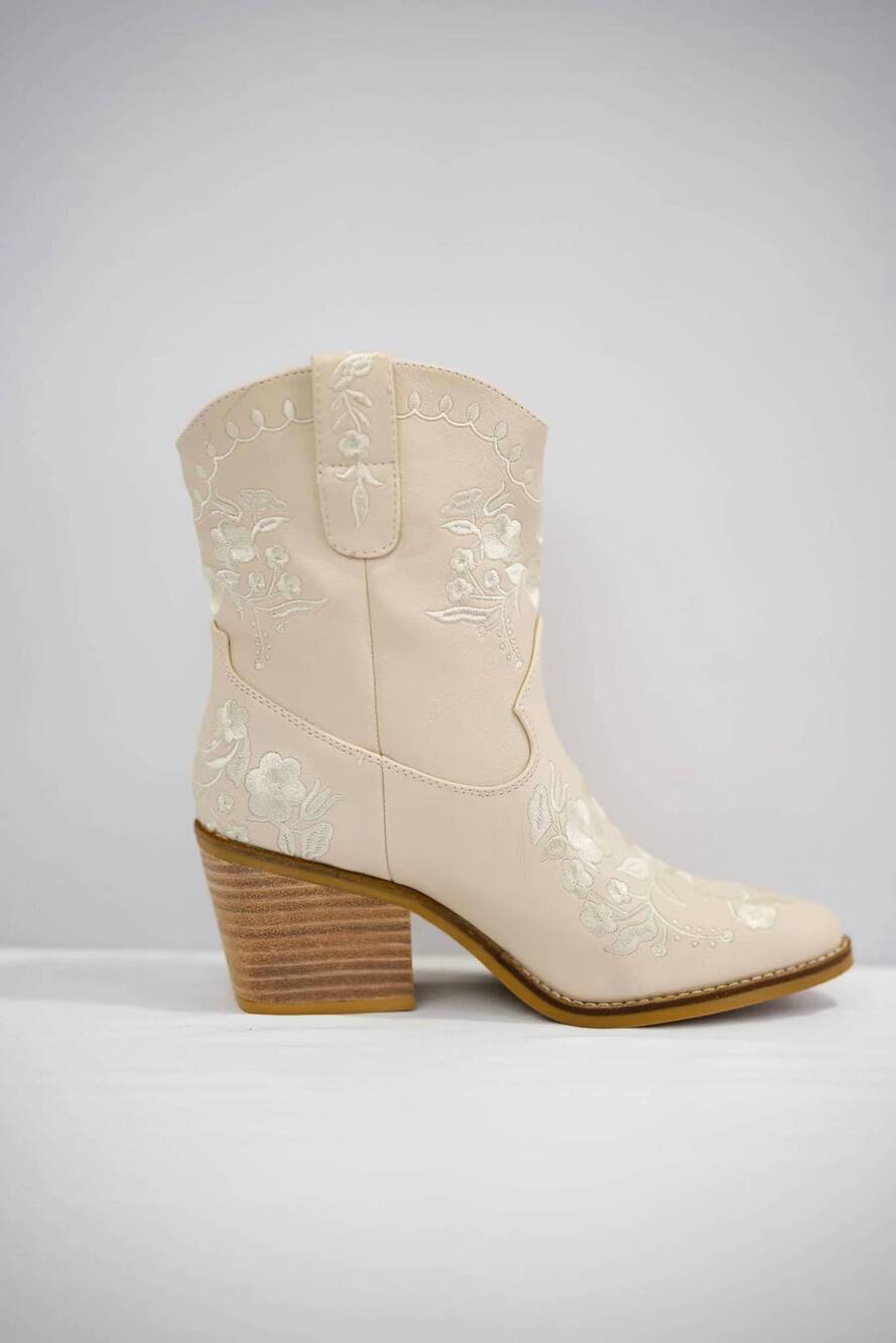 NEW MIA women's calico embroidered boots in ivory